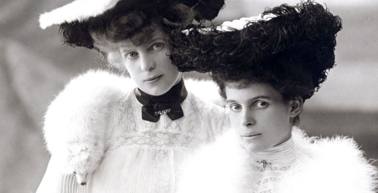 Countess Ottilie (right) with her sister Hedwig